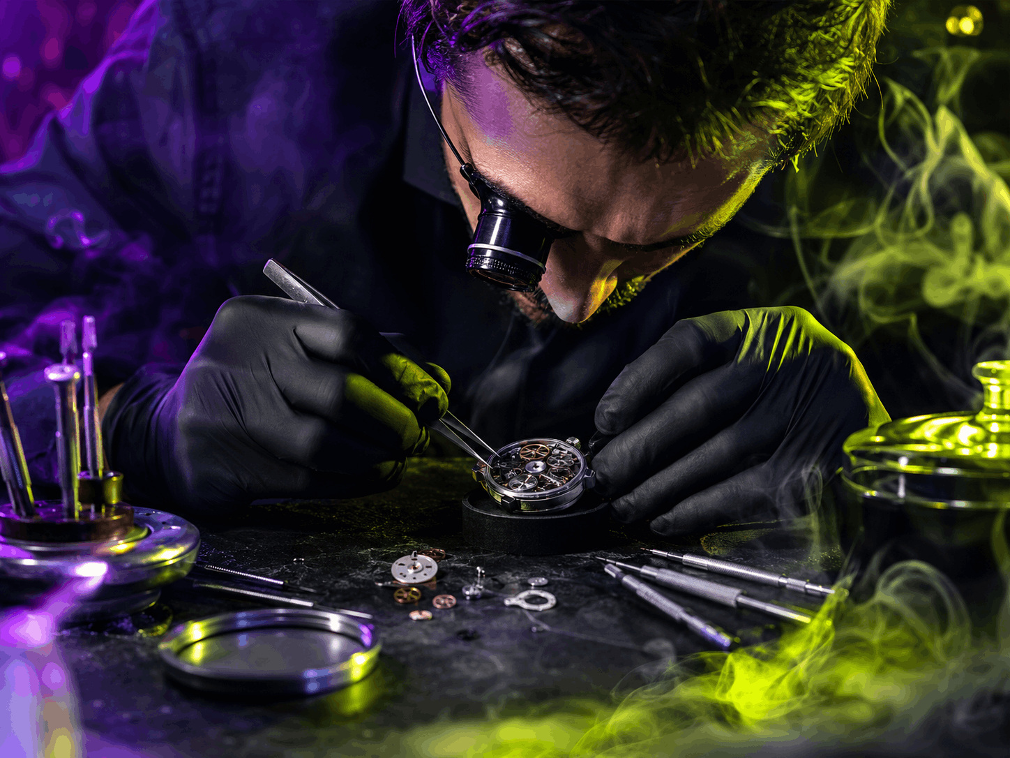 Uhrmacher repariert eine mechanische Uhr mit Präzisionswerkzeug
